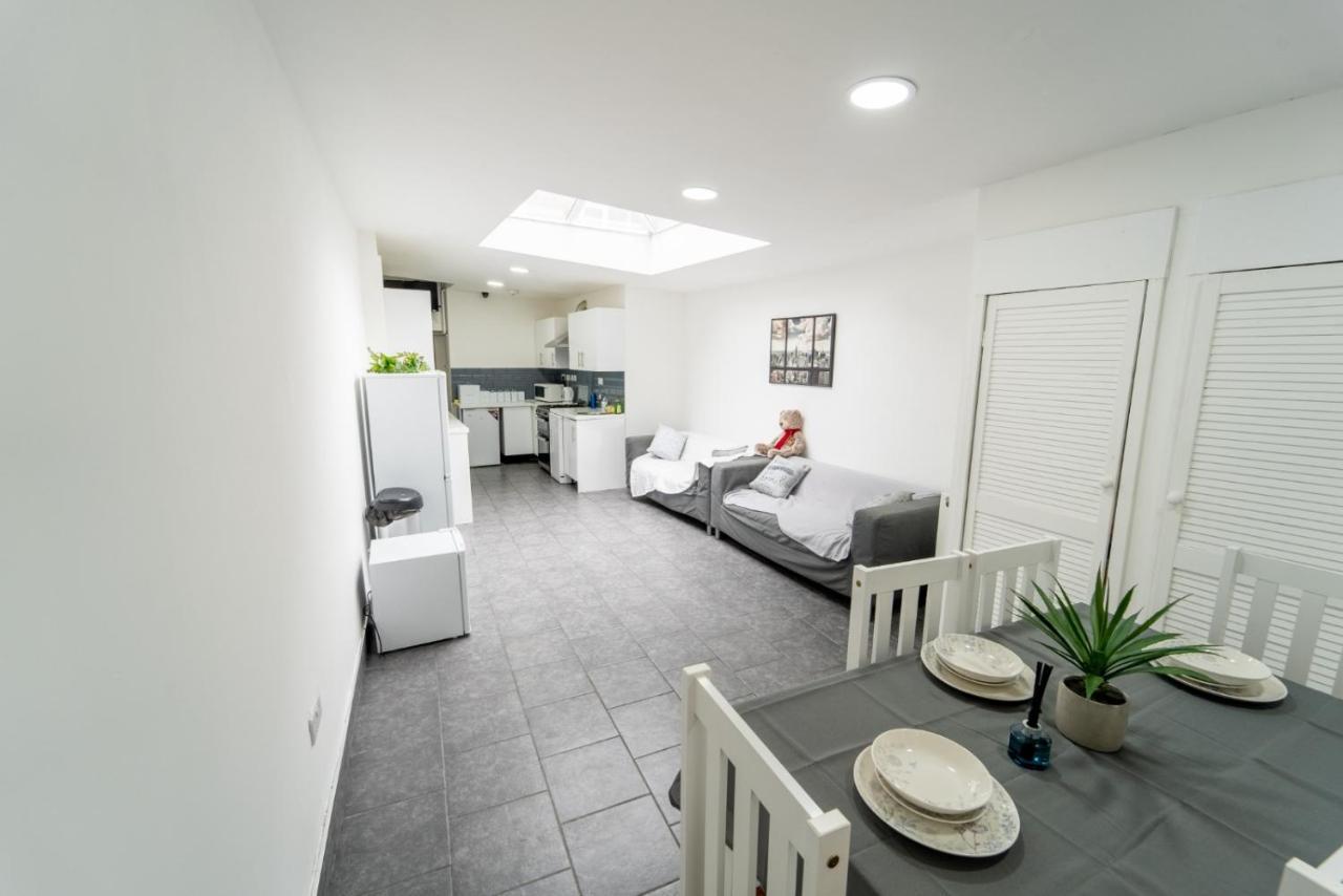 Stay Sa Equipped Studios Next To Uob And Qe! Birmingham Luaran gambar