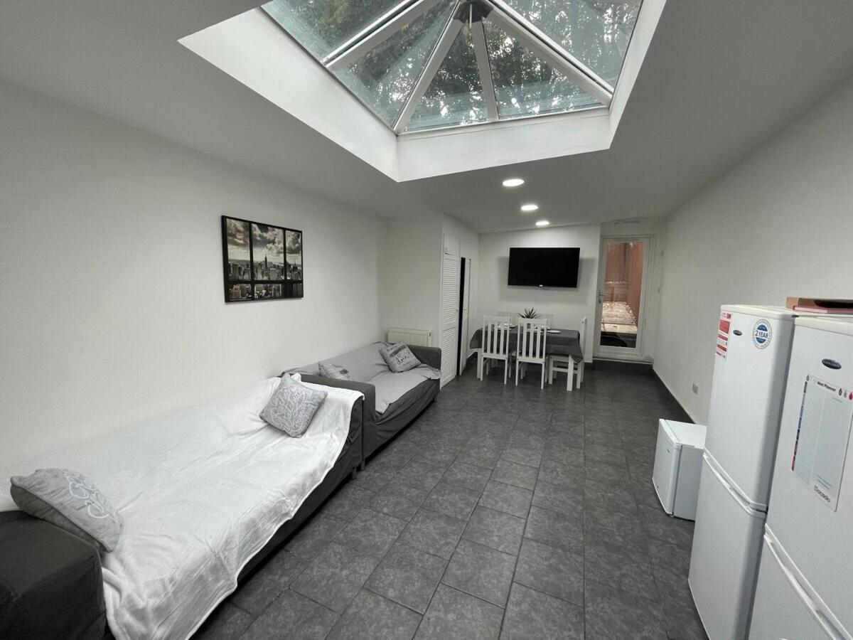 Stay Sa Equipped Studios Next To Uob And Qe! Birmingham Luaran gambar